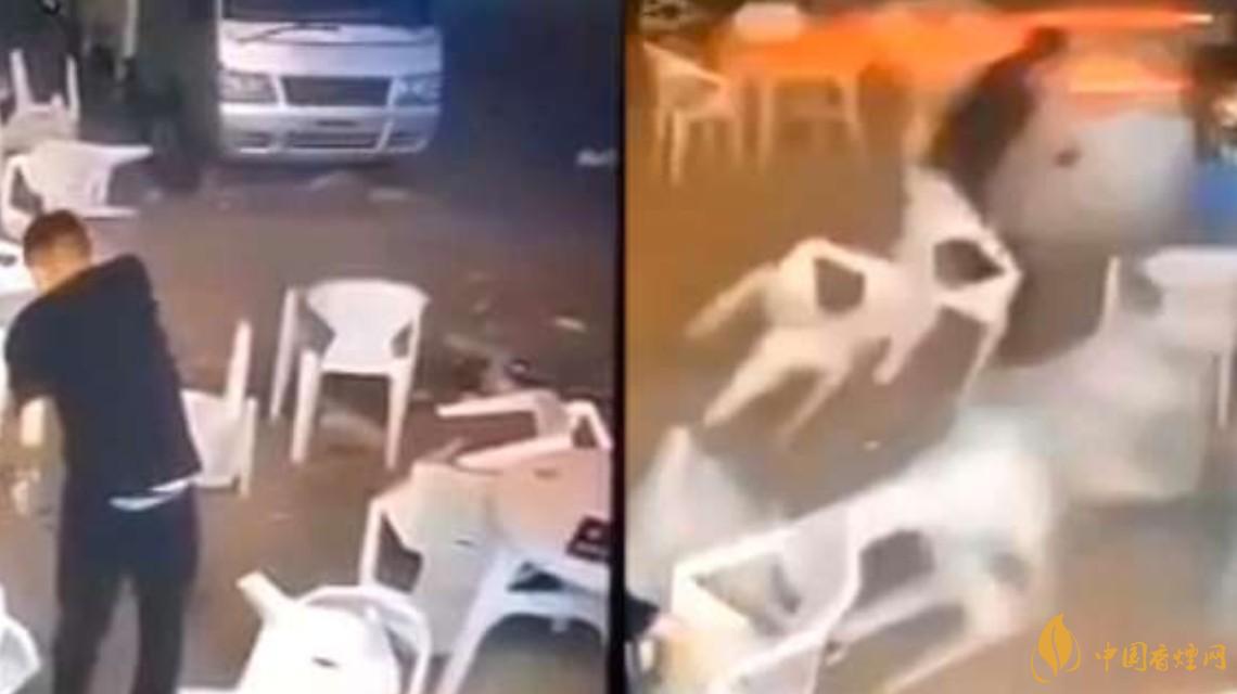 警方通報小車沖過夜市撞飛數(shù)人 這一幕太驚險了！