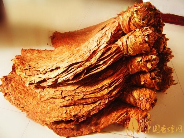 旱煙和煙卷哪個危害大，旱煙袋很有講究