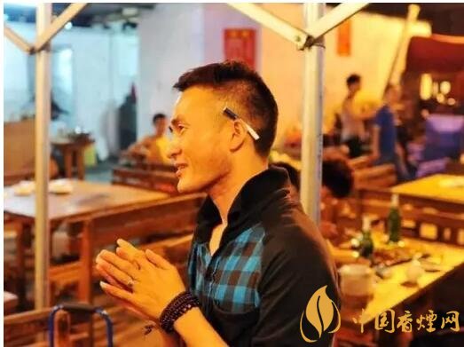 香煙夾耳朵上是怎么來的，耳夾煙是男人的專利